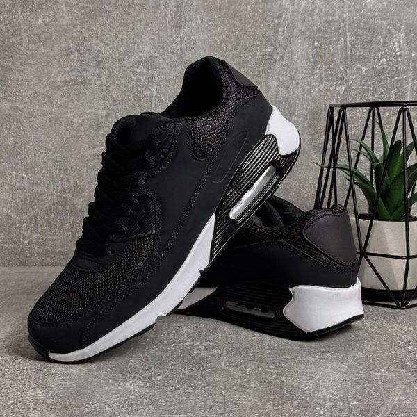 Чорні кросівки в стилі Air Max